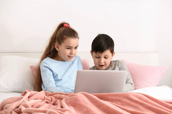 Leuke Lieve Kinderen Met Laptop Kijken Cartoons Thuis — Stockfoto