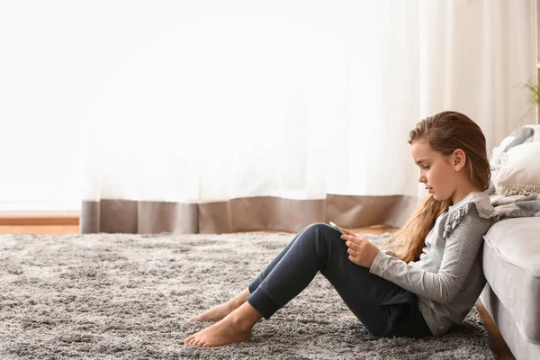 Carino Bambina Con Tablet Computer Guardando Cartoni Animati Casa — Foto Stock