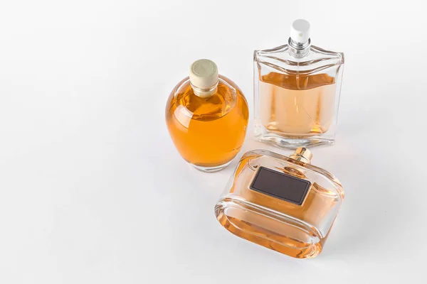 Beyaz Arka Planda Parfüm Şişeleri — Stok fotoğraf