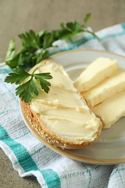 Pedaço Pão Saboroso Com Manteiga Prato — Fotografia de Stock