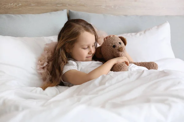 Cute Little Girl Toy Bear Bed — Stock Photo, Image