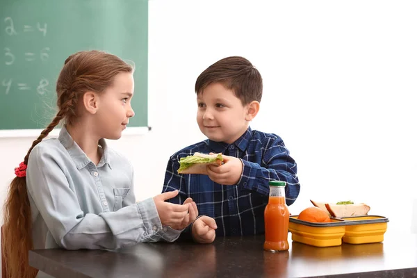 Pequeño Niño Compartiendo Almuerzo Escolar Con Chica Aula — Foto de Stock