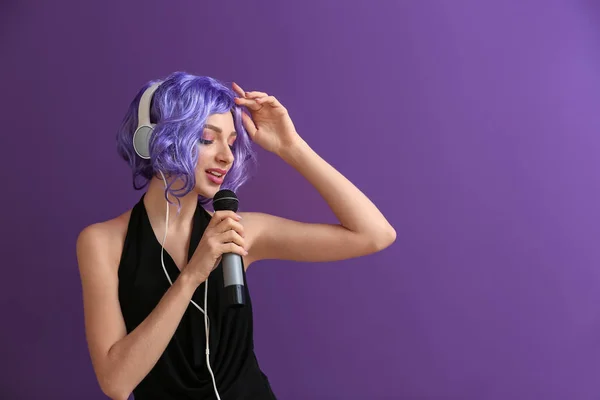 Hermosa Mujer Joven Con Micrófono Auriculares Fondo Color — Foto de Stock