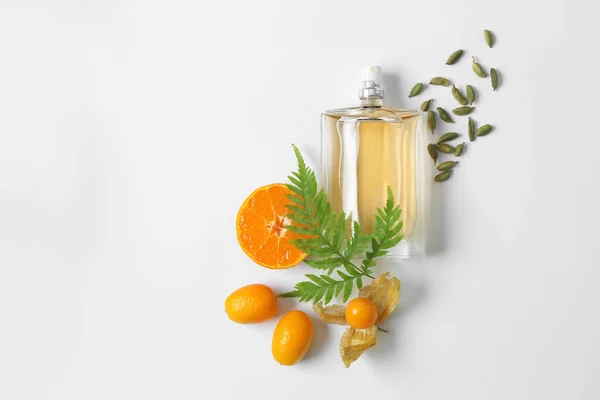 Fles Citrus Parfum Witte Achtergrond — Stockfoto