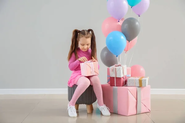 Ładna Dziewczynka Prezentami Balony Pobliżu Biała Ściana — Zdjęcie stockowe