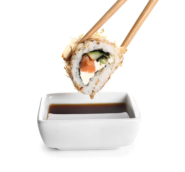 Sumpit Dengan Sushi Gulung Lezat Dan Semangkuk Kecap Pada Latar — Stok Foto