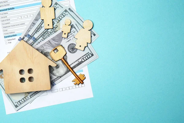 Huis Verzekeringsformulier Met Sleutel Dollar Biljetten Houten Figuren Achtergrond Kleur — Stockfoto
