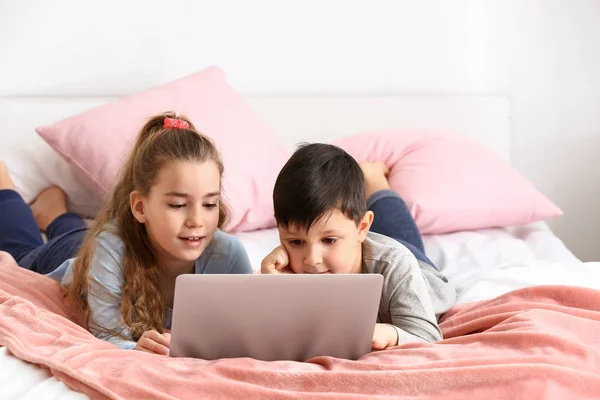Leuke Lieve Kinderen Met Laptop Kijken Cartoons Thuis — Stockfoto