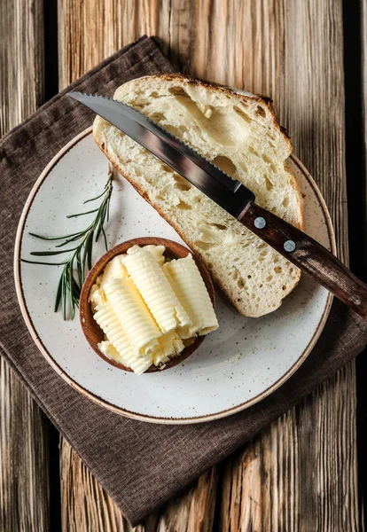 Kom Met Boter Krullen Stuk Brood Plaat — Stockfoto