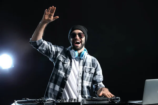 Masculino Tocando Música Sobre Fondo Oscuro — Foto de Stock