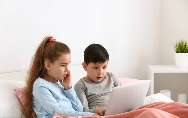 Leuke Lieve Kinderen Met Laptop Kijken Cartoons Thuis — Stockfoto