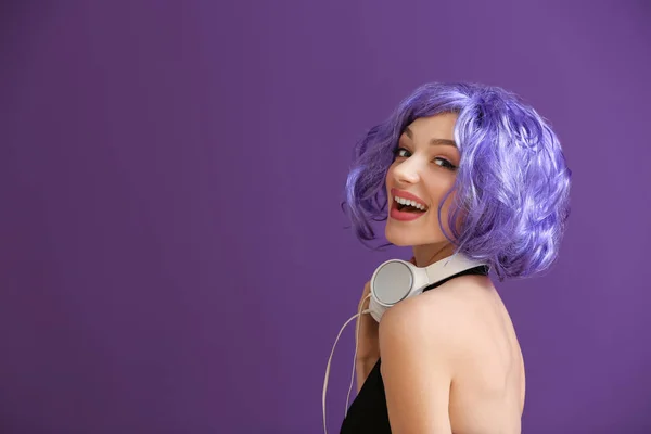 Schöne Junge Frau Mit Kopfhörern Auf Farbigem Hintergrund — Stockfoto