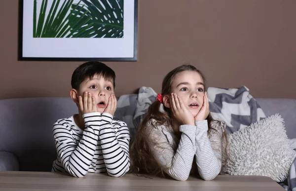 Χαριτωμένα Μικρά Παιδιά Παρακολουθούν Κινούμενα Σχέδια Στην Τηλεόραση Αργά Βράδυ — Φωτογραφία Αρχείου
