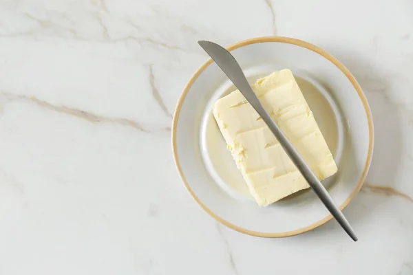 Prato Com Manteiga Faca Mesa — Fotografia de Stock