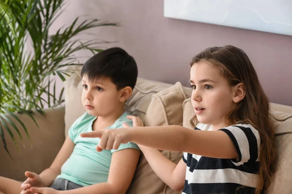 可爱的小孩在家里看电视上的动画片 — 图库照片