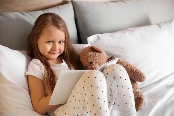 Cute Little Girl Toy Bear Reading Book Bed — Stock Photo, Image