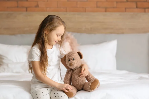 Cute Little Girl Toy Bear Sitting Bed — Stock Photo, Image