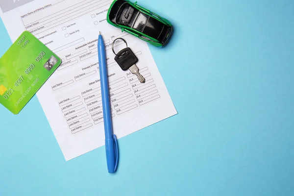 Formulario Seguro Automóvil Con Tarjeta Crédito Llave Del Coche Fondo —  Fotos de Stock