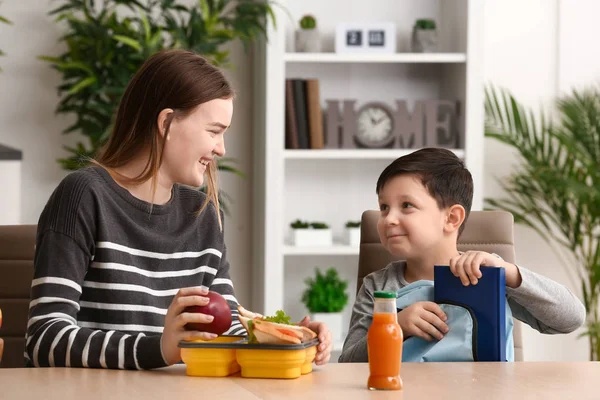 Mother Packing School Lunch Her Little Son Home — Stock Photo, Image