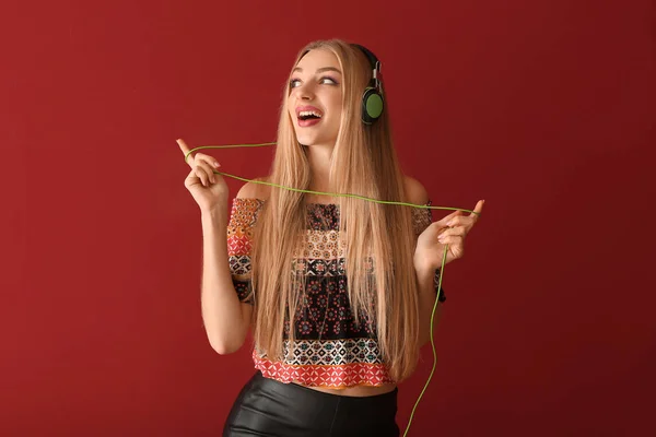 Vacker Ung Kvinna Lyssnar Musik Färg Bakgrund — Stockfoto
