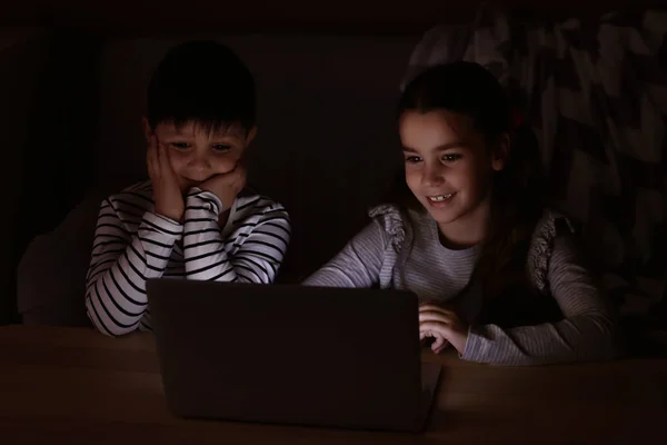 Leuke Lieve Kinderen Met Laptop Kijken Cartoons Laat Avond — Stockfoto