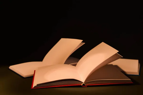 Libros Sobre Mesa Sobre Fondo Oscuro — Foto de Stock