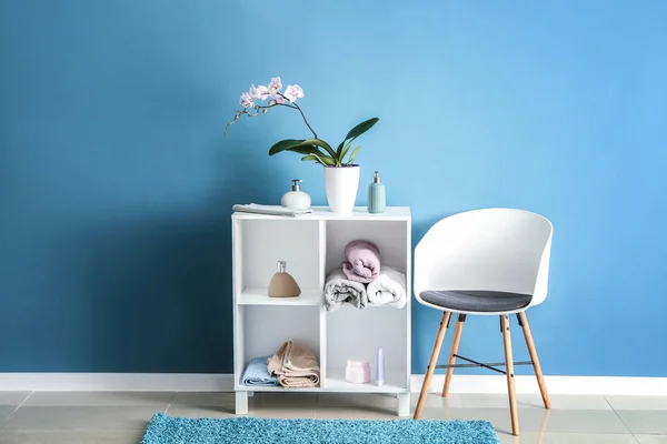 Silla Unidad Estante Con Hermosa Flor Orquídea Cerca Pared Color — Foto de Stock