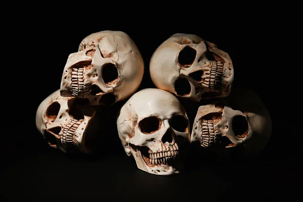 黑色背景的人类头骨 — 图库照片