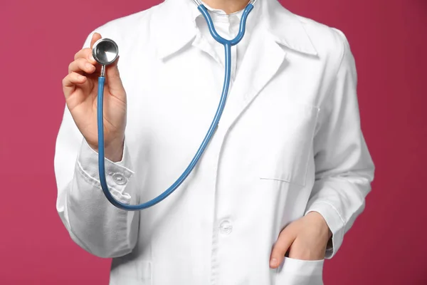 Female Doctor Using Stethoscope Color Background — Stock Photo, Image