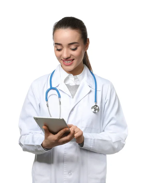 Médica Feminina Com Computador Tablet Sobre Fundo Branco — Fotografia de Stock