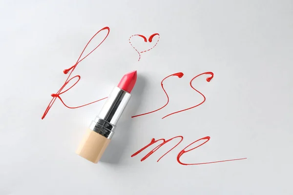 Sammensetning Med Leppestift Tekst Kiss Lys Bakgrunn – stockfoto