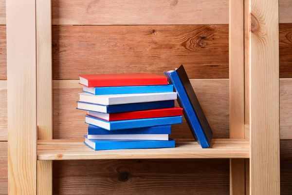Muitos Livros Prateleira Madeira — Fotografia de Stock