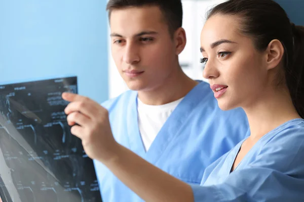 Young Doctors Studying Mri Scan Clinic — Stock Photo, Image