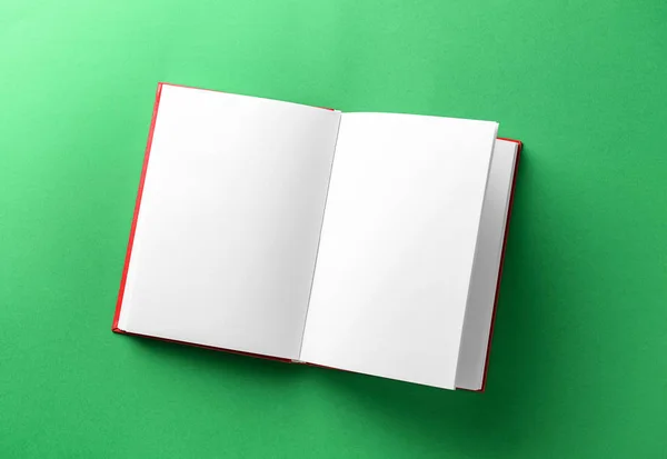 Açık Renkli Arka Plan Üzerinde Kitap — Stok fotoğraf
