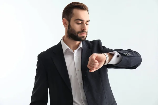 Hombre Guapo Moda Ropa Formal Mirando Reloj Contra Fondo Claro —  Fotos de Stock