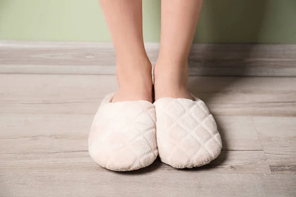 Jonge Vrouw Slippers Thuis — Stockfoto