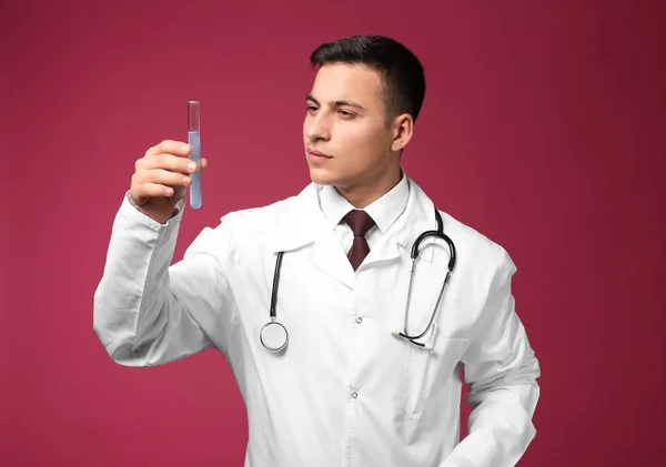 Male Doctor Test Tube Color Background — Stock Photo, Image