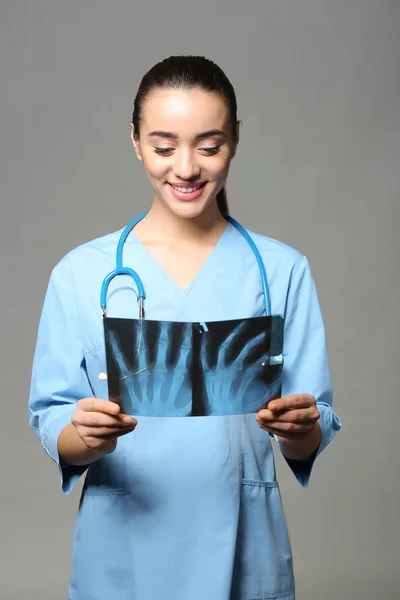 Female Doctor Studying Ray Image Grey Background — Stock Photo, Image