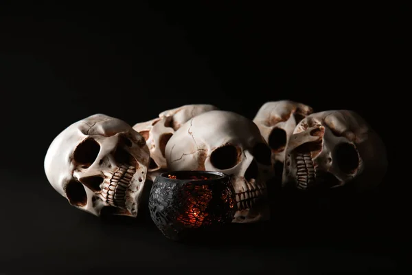 Crânes Humains Bougeoir Sur Fond Noir — Photo