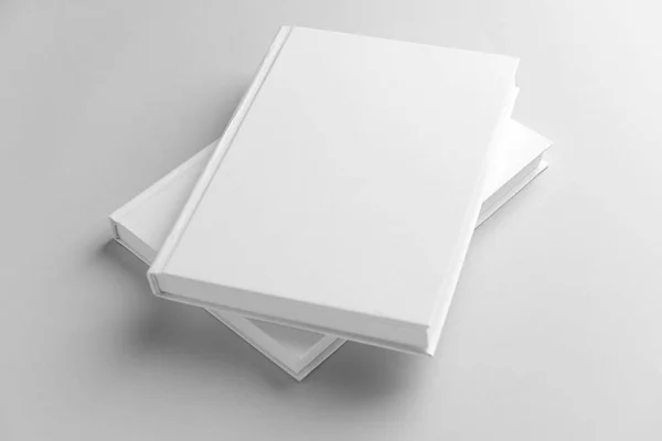Livros Com Capas Branco Sobre Fundo Claro — Fotografia de Stock