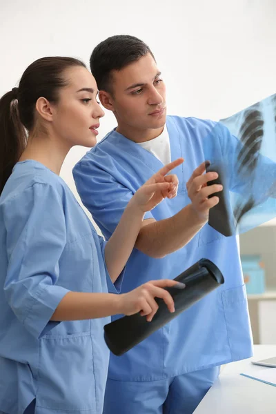 Young Doctors Studying Ray Image Clinic — Stock Photo, Image