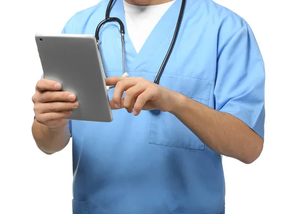 白い背景でタブレット コンピューターと男性医師 — ストック写真