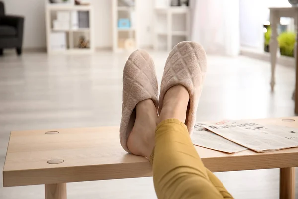 Mujer Joven Zapatillas Descansando Casa — Foto de Stock