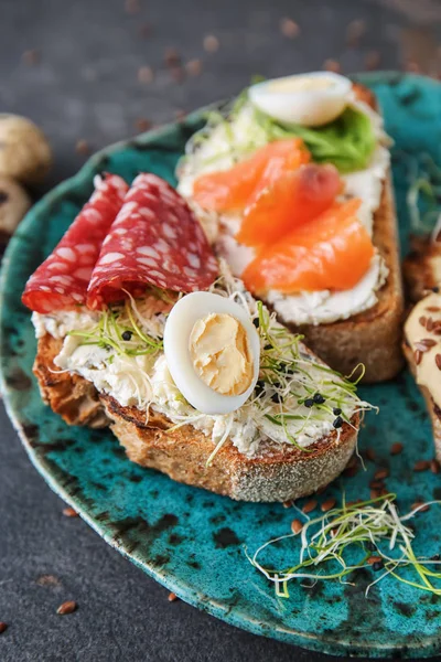 Bord Met Vers Smakelijke Bruschettas Grijze Achtergrond — Stockfoto