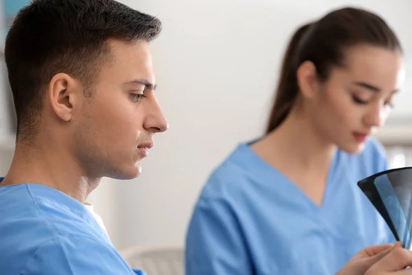 Jovens Médicos Estudando Imagem Raios Clínica — Fotografia de Stock