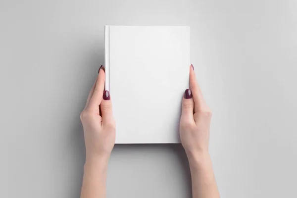 Mãos Femininas Com Livro Sobre Fundo Claro — Fotografia de Stock