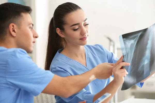 Jovens Médicos Estudando Imagem Raios Clínica — Fotografia de Stock