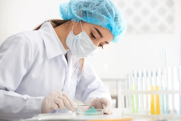 Jovem Médico Trabalhando Laboratório — Fotografia de Stock