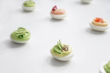 Beyaz zemin üzerine lezzetli baharatlı ve acılı yumurta