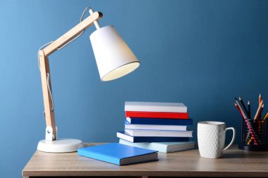 Tablo renkli duvarının yakınında çok sayıda kitap